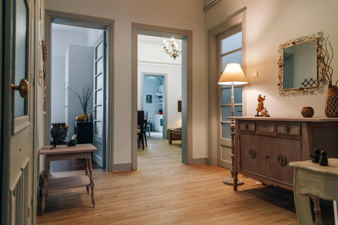 Monastiraki-Psiri, Old Town, 3-Bdr Apt, Sleep 6-10P, Spacious Court Yard アテネ エクステリア 写真