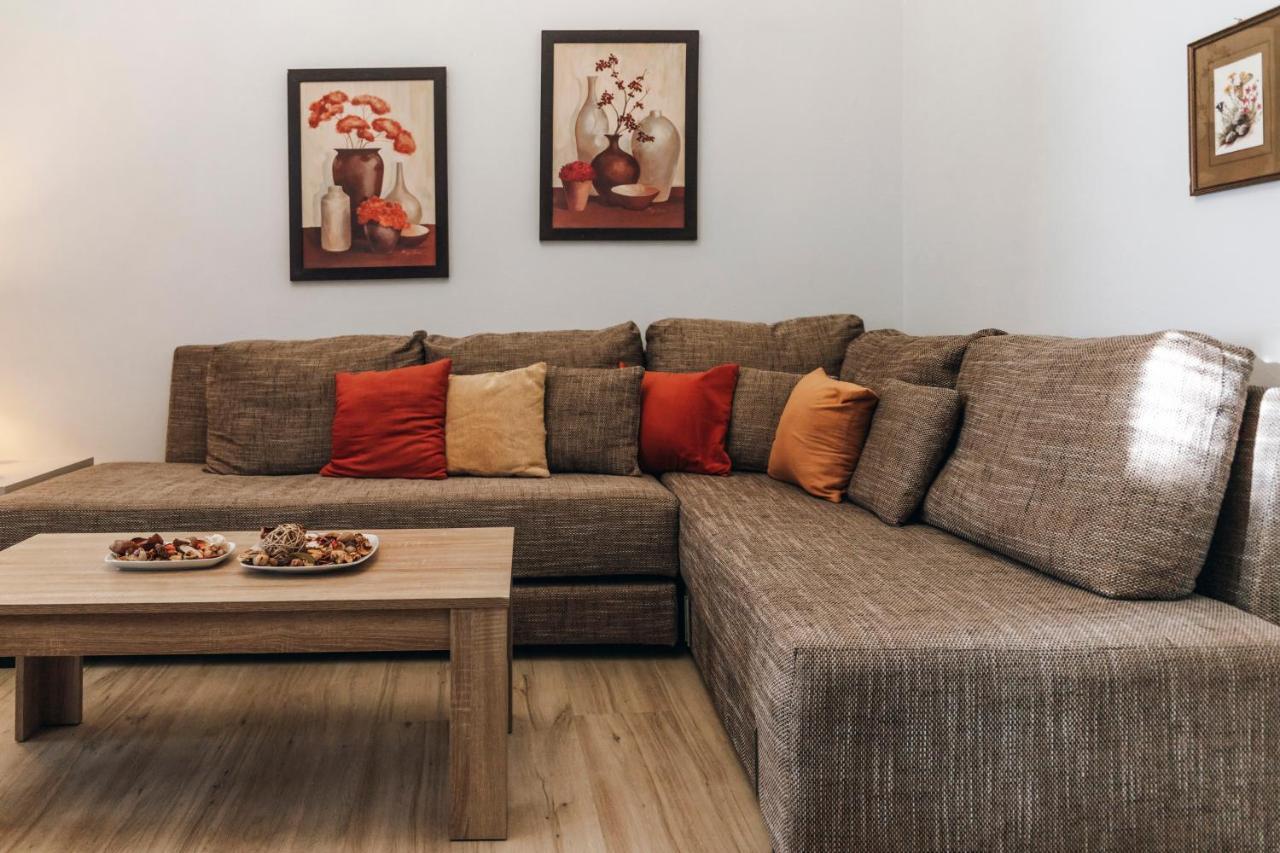 Monastiraki-Psiri, Old Town, 3-Bdr Apt, Sleep 6-10P, Spacious Court Yard アテネ エクステリア 写真