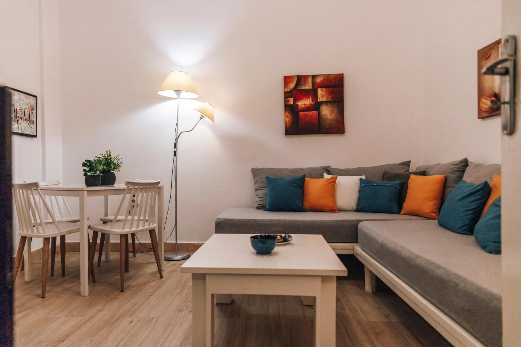 Monastiraki-Psiri, Old Town, 3-Bdr Apt, Sleep 6-10P, Spacious Court Yard アテネ エクステリア 写真