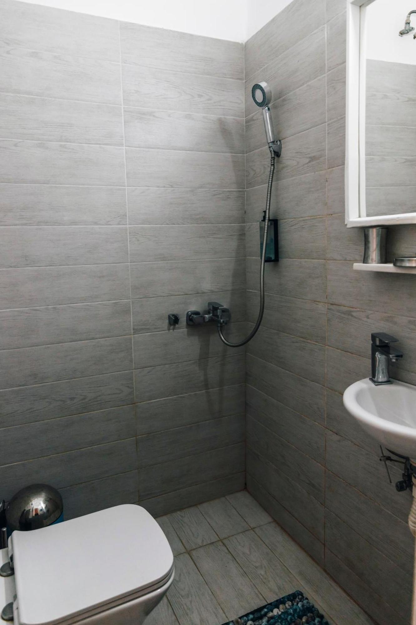 Monastiraki-Psiri, Old Town, 3-Bdr Apt, Sleep 6-10P, Spacious Court Yard アテネ エクステリア 写真