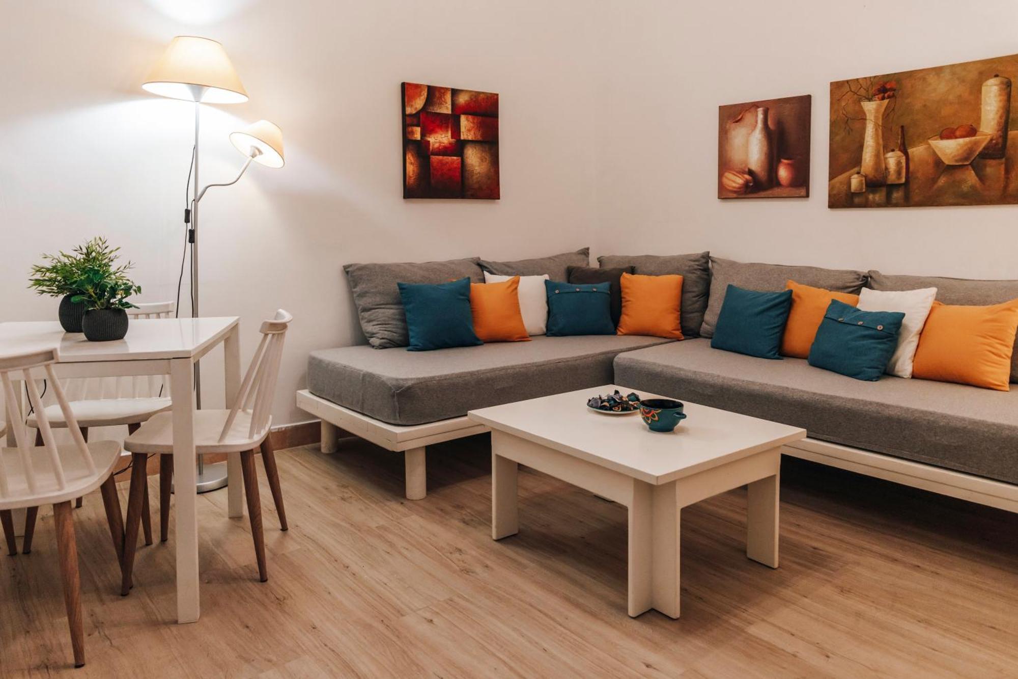 Monastiraki-Psiri, Old Town, 3-Bdr Apt, Sleep 6-10P, Spacious Court Yard アテネ エクステリア 写真