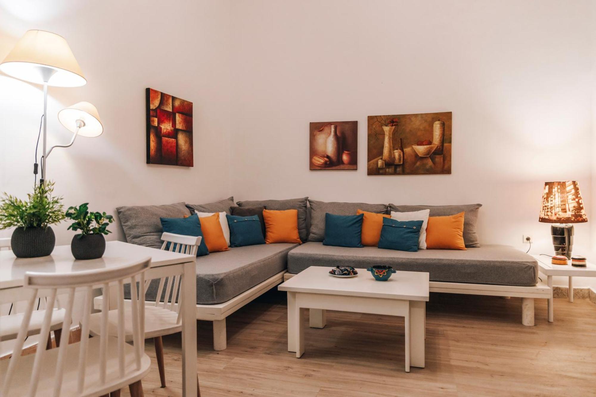 Monastiraki-Psiri, Old Town, 3-Bdr Apt, Sleep 6-10P, Spacious Court Yard アテネ エクステリア 写真